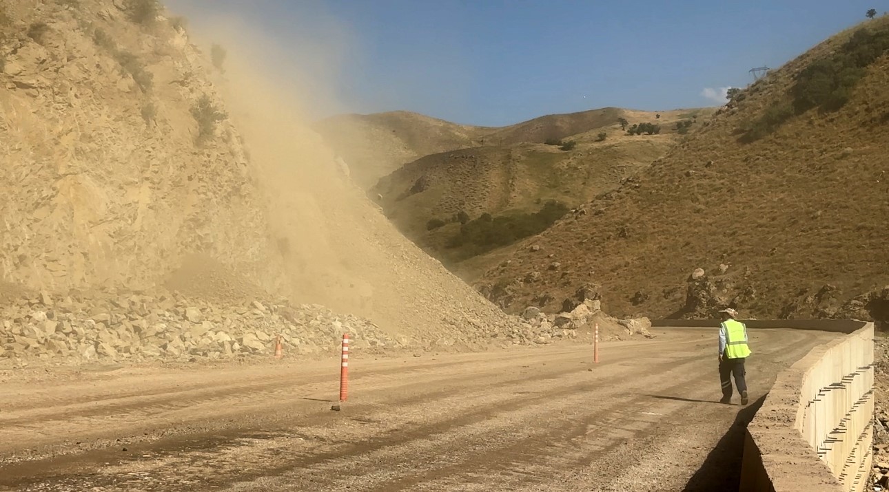 Yüksekova-Van yolunda kaya modülleri ulaşımı aksattı