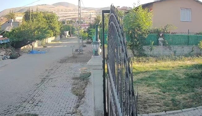 Zelzele anı kameralara yansıdı