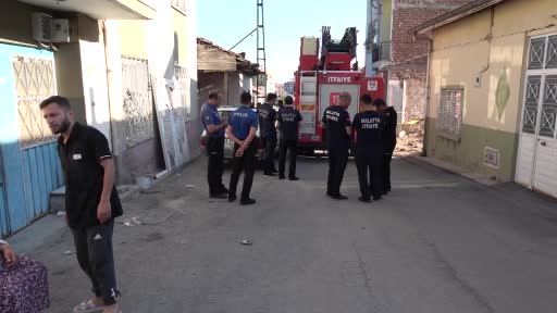 Zelzelede iki katlı müstakil konutta kısmi göçük