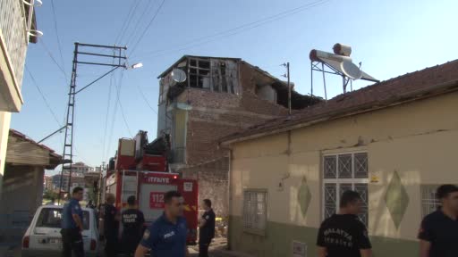 Zelzelede iki katlı müstakil meskende kısmi göçük