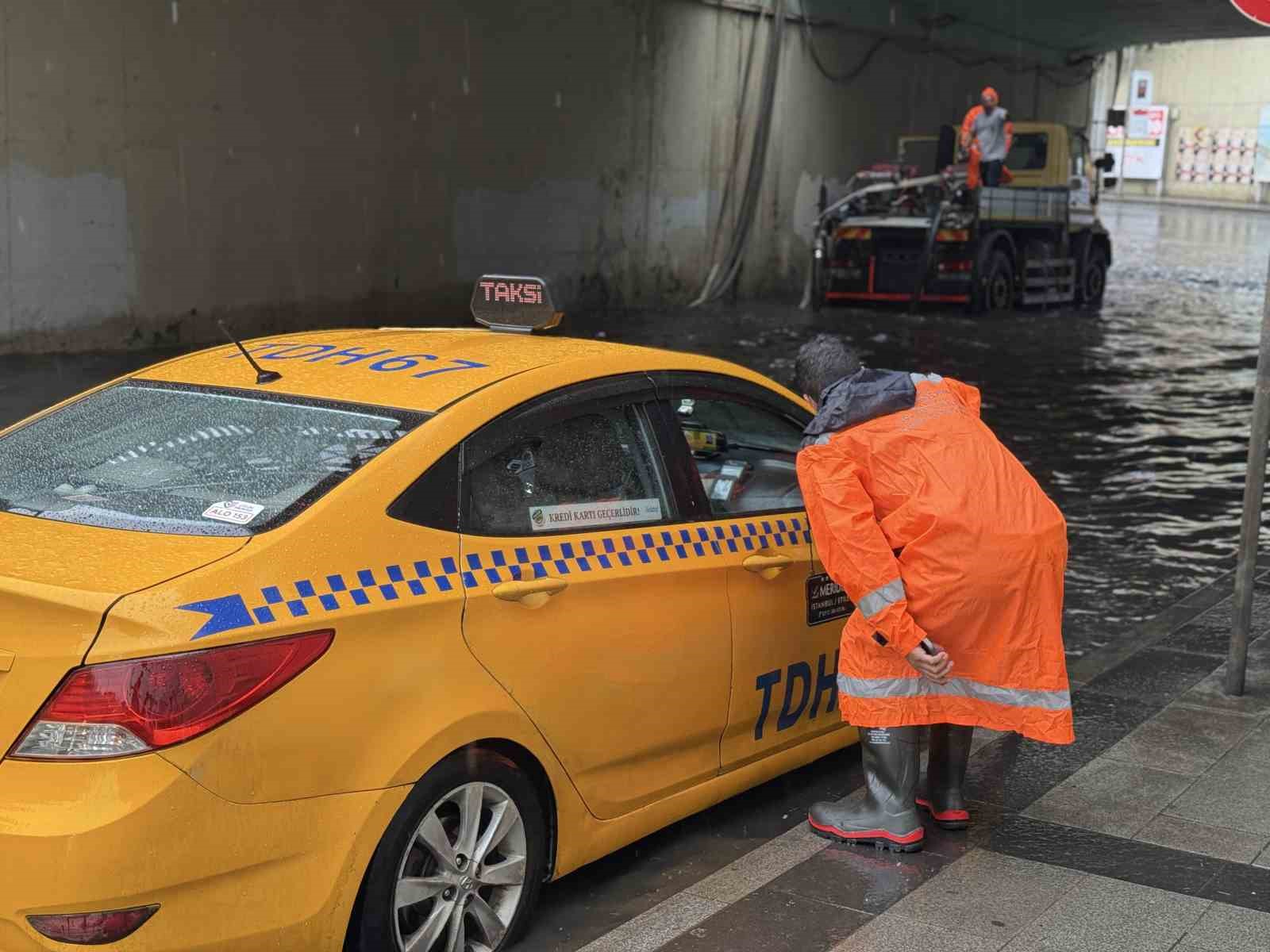 Zincirlikuyu alt geçidini sağanak sonrası su bastı, belediye takımları tahliye çalışması başlattı