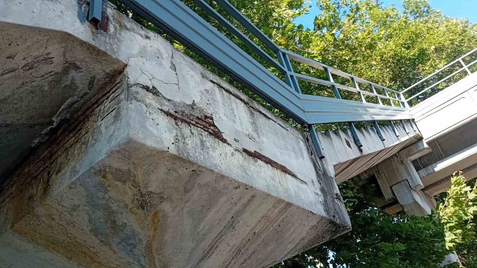Zonguldak’ta hasar gören üst geçit, yaya ve araçları huzursuz ediyor