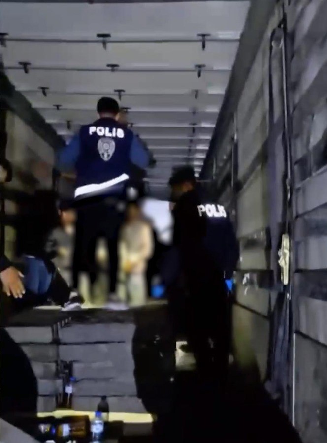 Sivas Koyulhisar'da Tır Dorsesinden 27 Kaçak Göçmen Çıktı