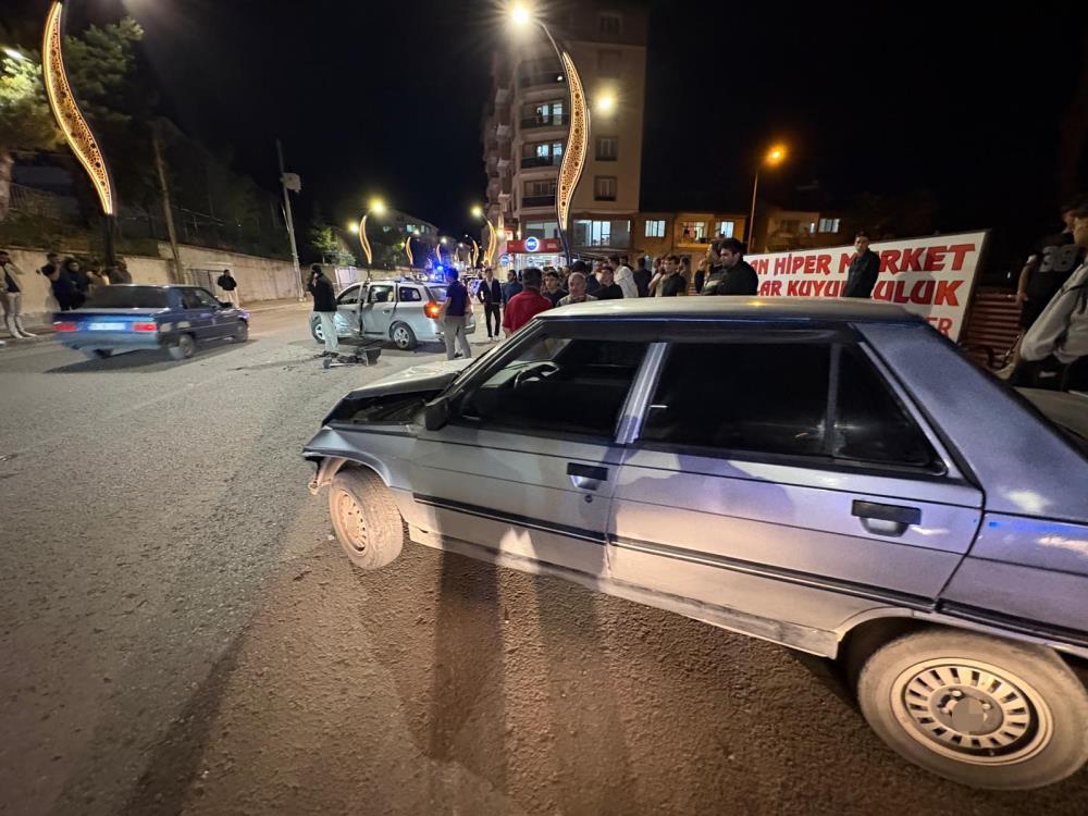 Suşehri Sivas Caddesi'nde feci kaza: Otomobil karşı şeride geçip kurşun gibi çarptı!