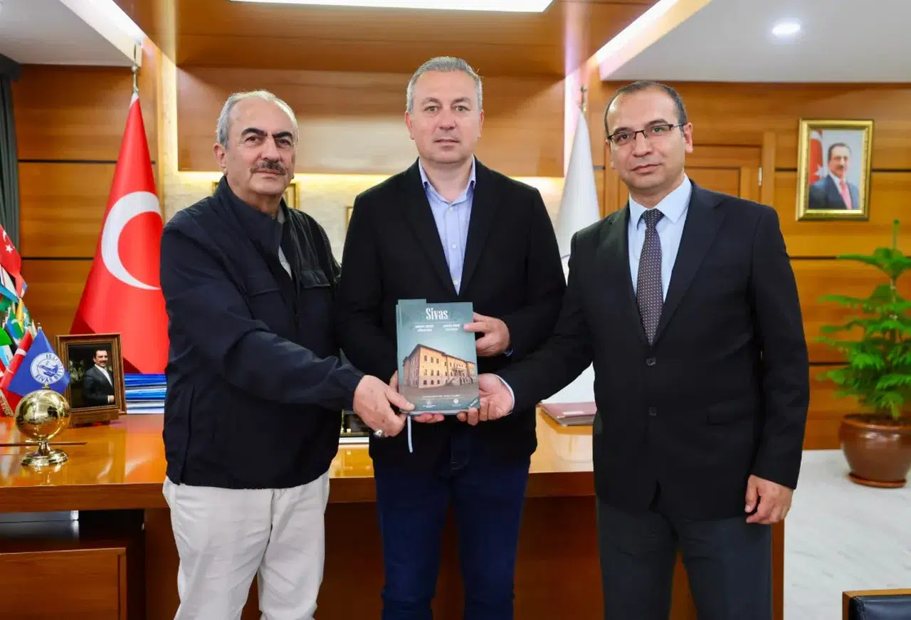 Başkan Adem Uzun’a Makamında Anlamlı Takdim! Sivas’ın Kitabı...