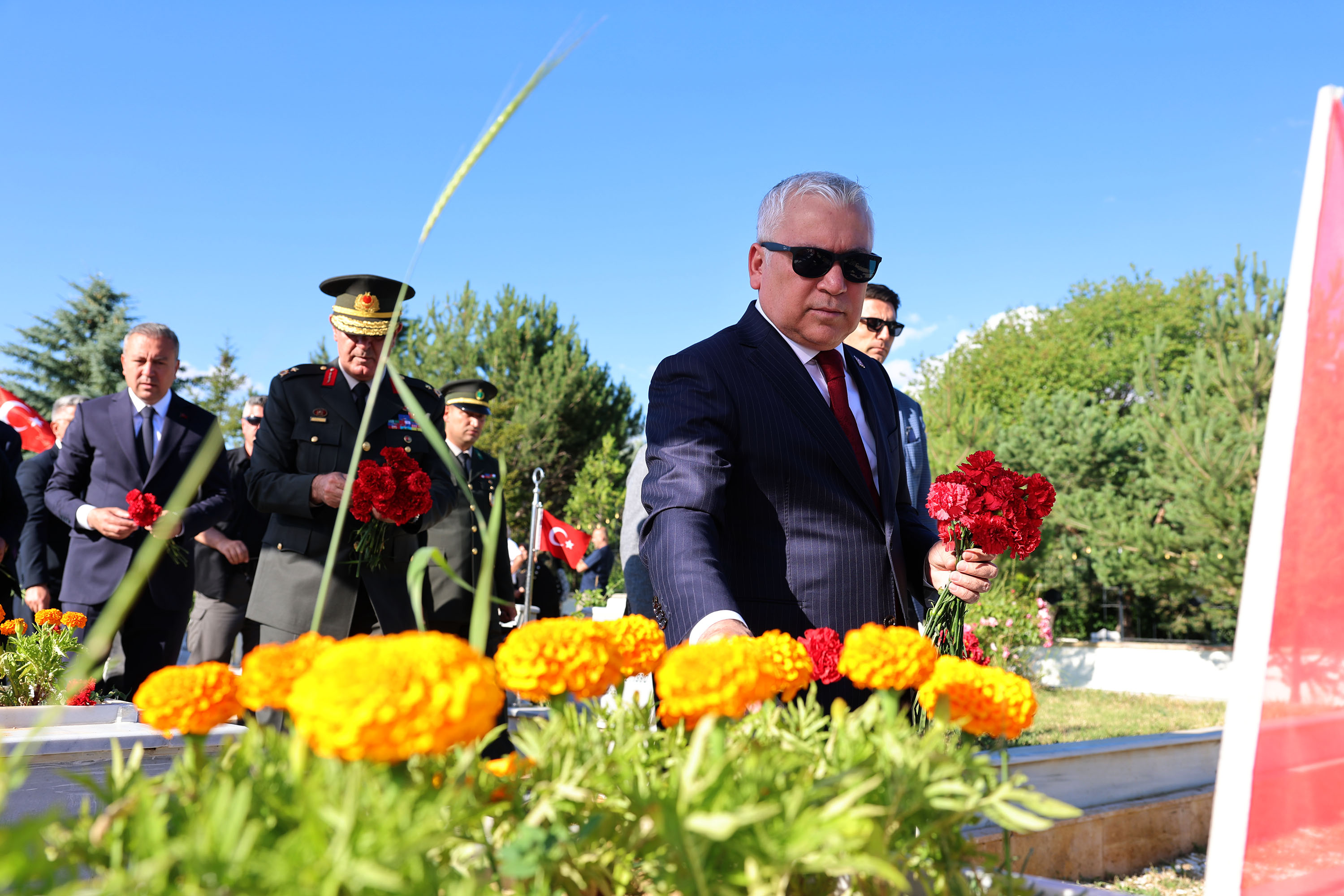 Sivas'ta 15 Temmuz'da Şehitlik Ziyareti: Kabirlerine Karanfil Bırakıldı