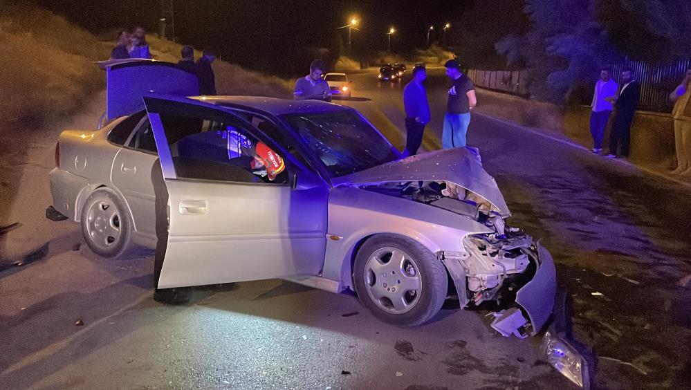 Sivas'ta İki Otomobil Kafa Kafaya Çarpıştı: 6 Yaralı