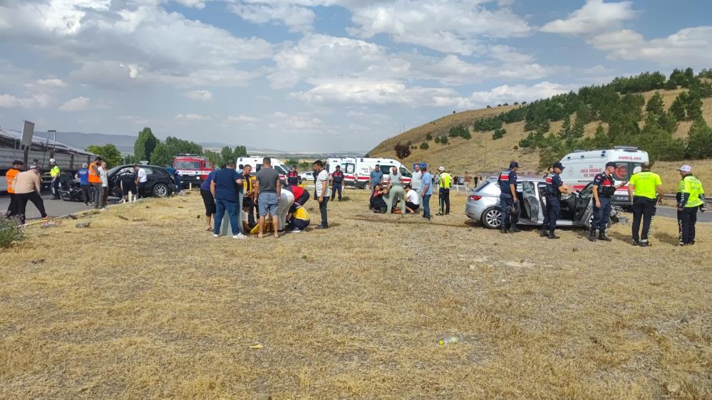 Sivas-Kayseri Yolunda Feci Kaza: 1 Ölü, 8 Yaralı