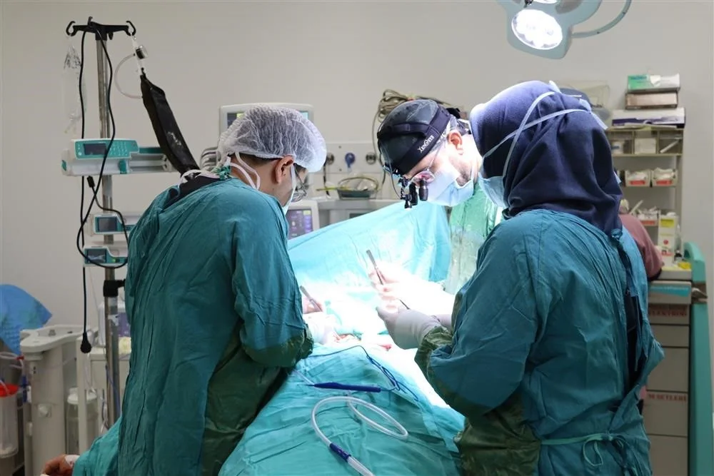 Sivas'ta Yüksek Riskli Hastaya Uyanık Şah Damarı Ameliyatı