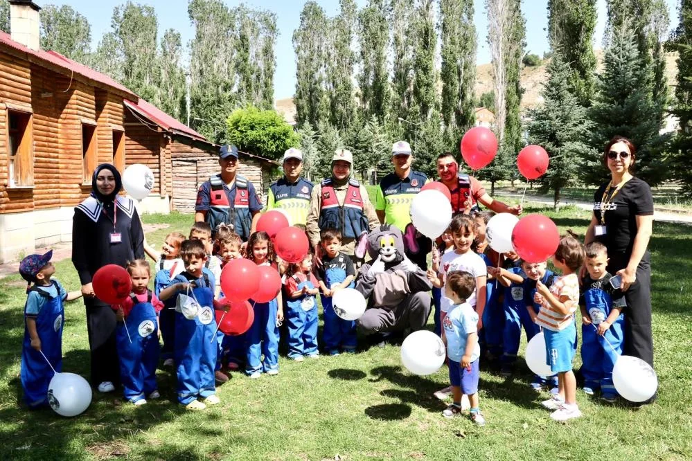 Bayburt'ta Jandarmadan Minik Öğrencilere Özel Etkinlik