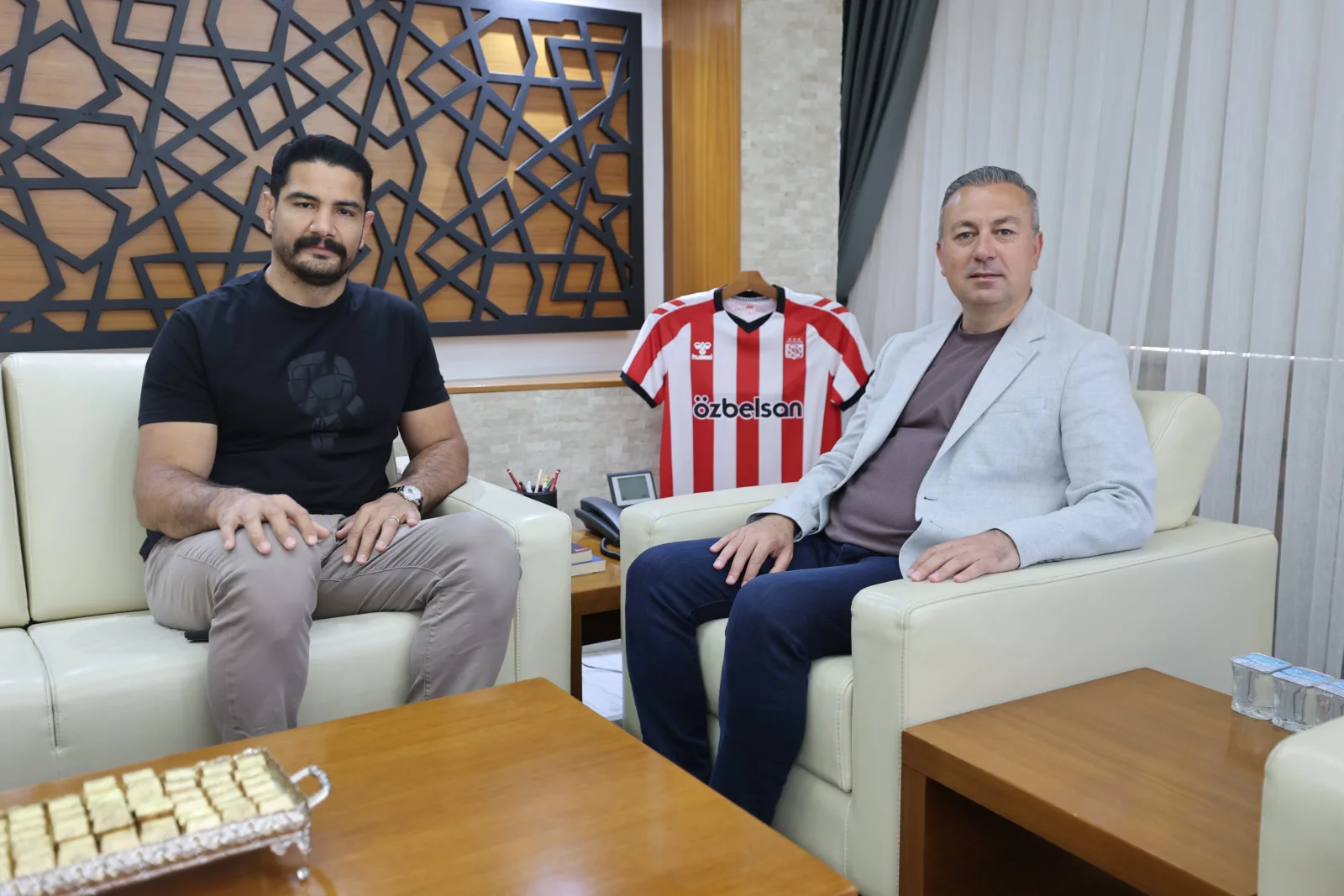 Şampiyon Taha Akgül'den Sivas Başkanı Adem Uzun'a Ziyaret