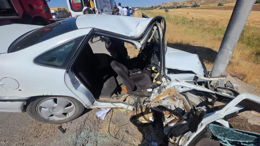 Sivas Şarkışla'da Trafik Kazası: Otomobil Direğe Çarptı, 3 Yaralı