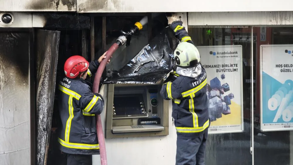 Sivas'ta ATM Yangını Korkuttu: Alevler Binaya Sıçradı