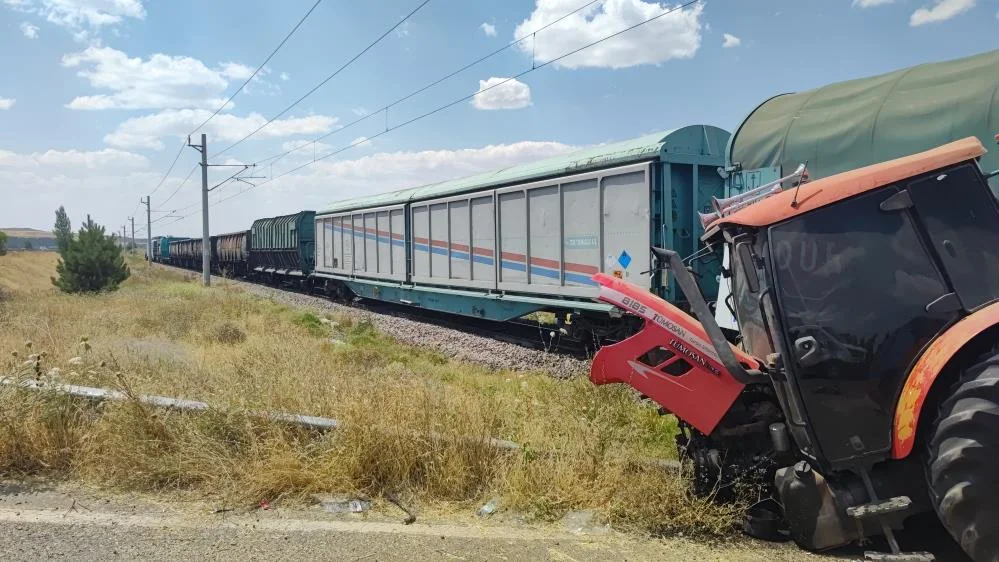 Sivas Şarkışla'da Tren Kazası: Yük Treni Traktöre Çarptı