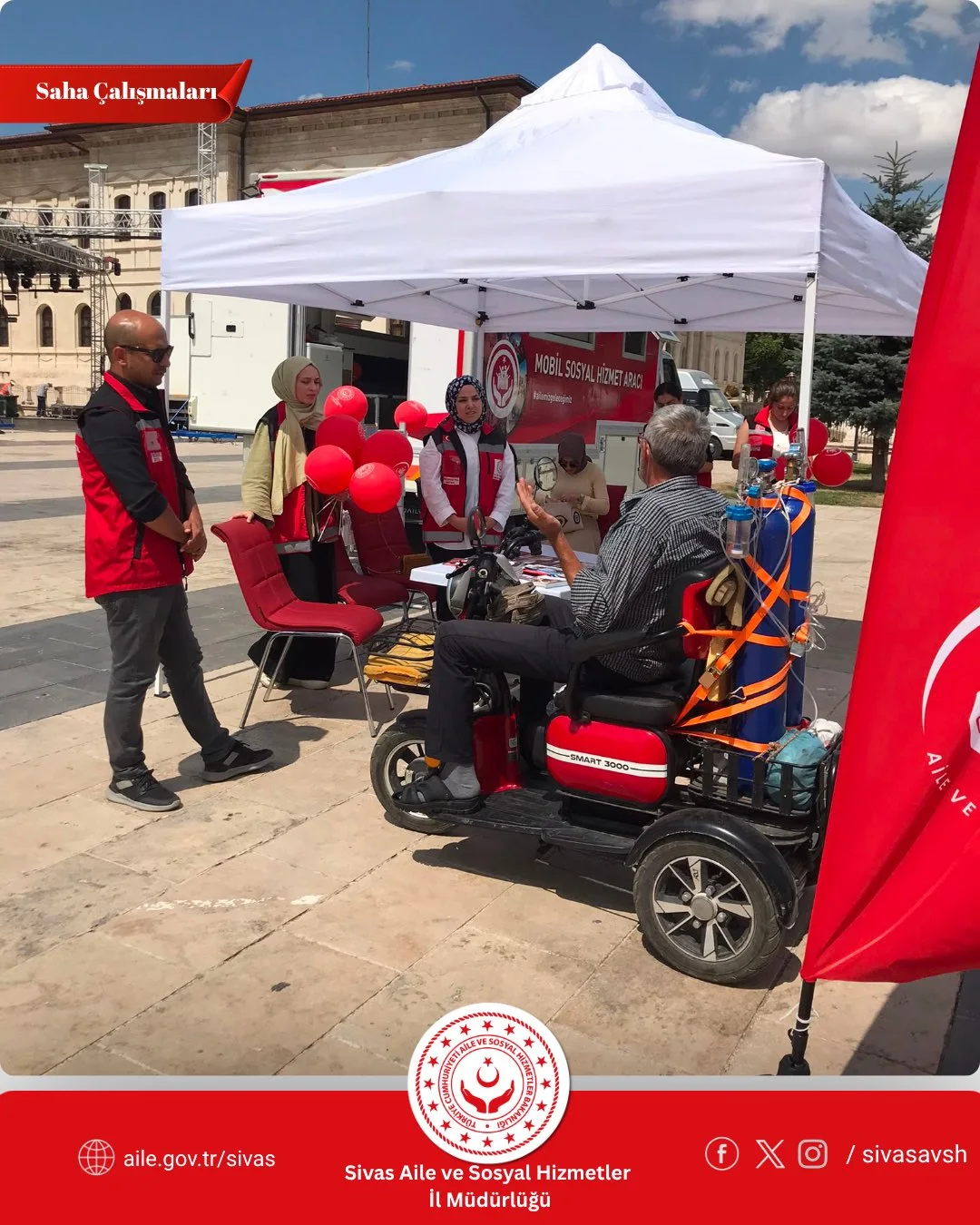 ​Mobil Sosyal Hizmet Aracı Cumhuriyet Meydanı'nda Sahada