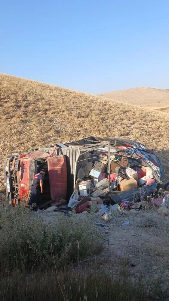 Sivas Gürün'de Nakliye Kamyonu Devrildi: 2 Yaralı