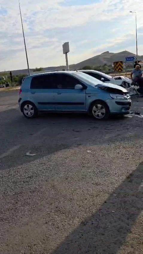Sivas Ulaş'ta Üç Otomobil Çarpıştı: 7 Yaralı