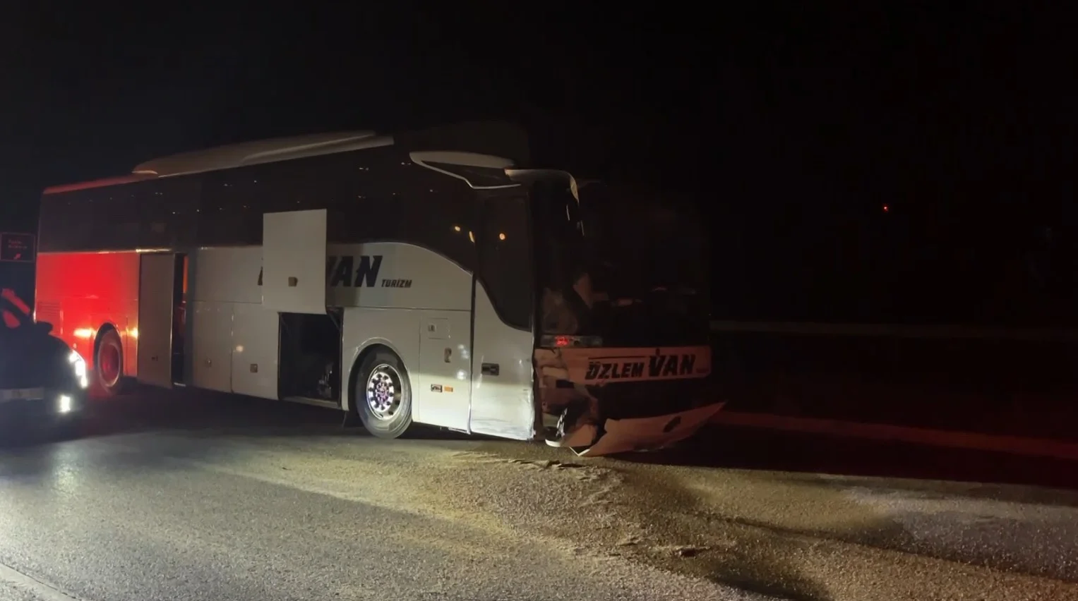 Sivas-Kayseri Yolunda Yolcu Otobüsü ile Otomobil Çarpıştı: 2 Yaralı