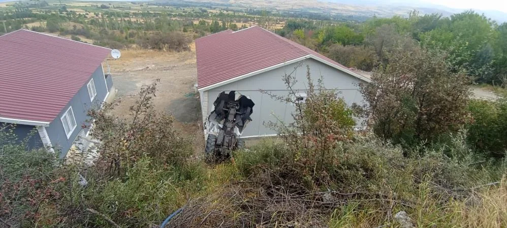 Sivas Akıncılar'da Traktör Eve Çarptı: 8 Yaşındaki Çocuk Yaralı