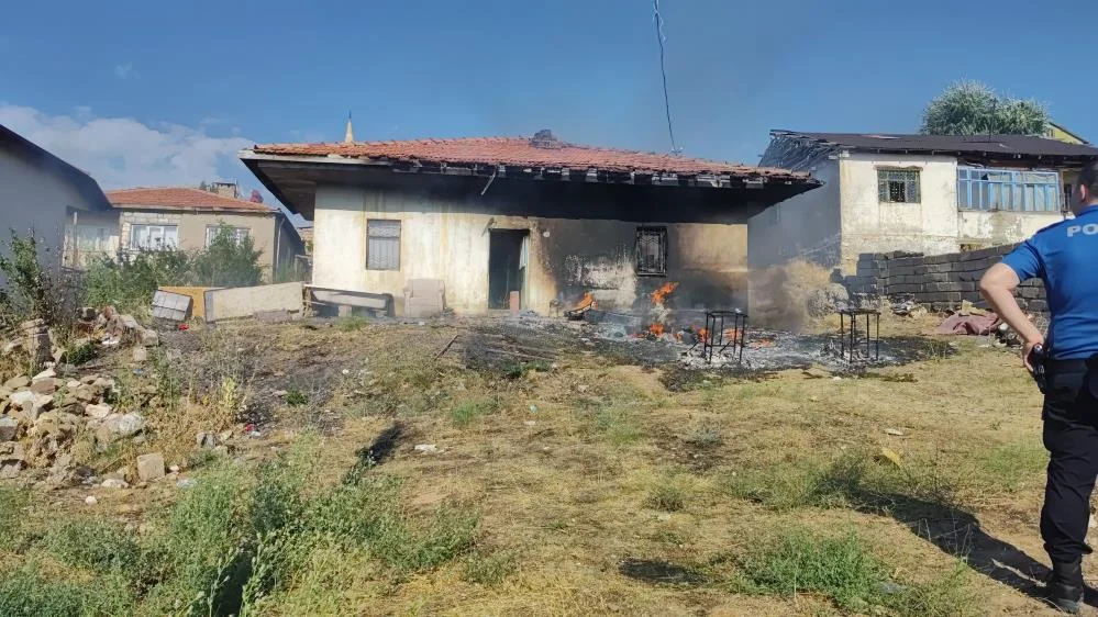 Sivas Şarkışla'da Müstakil Evde Yangın: 1 Kişi Hastanelik