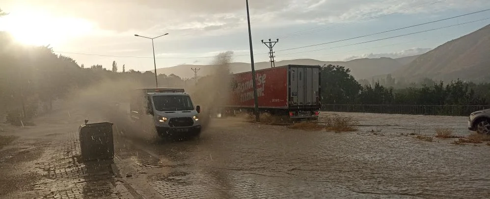 Sivas Gürün'de Sağanak Yolları Göle Çevirdi: Trafik Aksadı