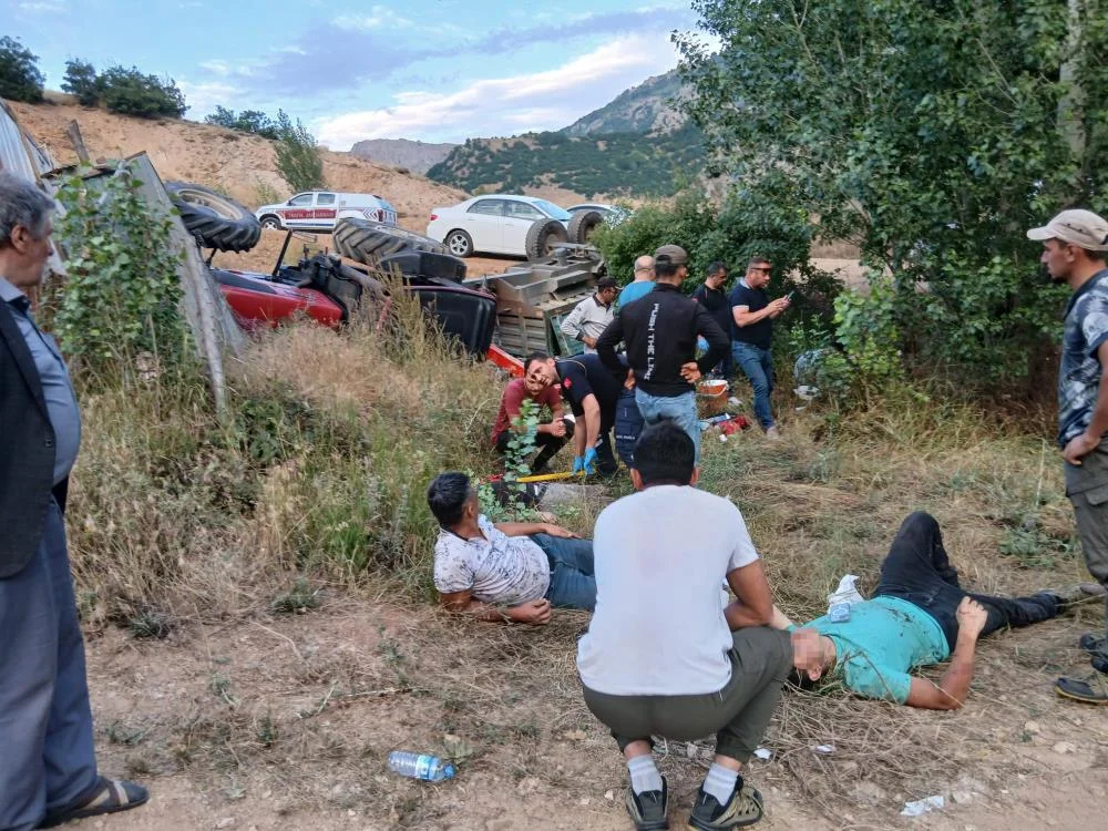 Sivas Suşehri'nde Traktör Şarampole Devrildi: 4 Yaralı
