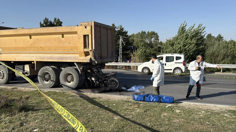 Sivas'ta Kamyona Çarpan Motosiklet Sürücüsü Hayatını Kaybetti