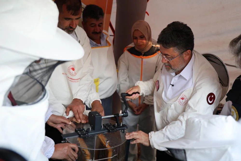 Tarım Bakanı Yumaklı Sivas'ta: Bal Sağdı, Kepenek Giydi