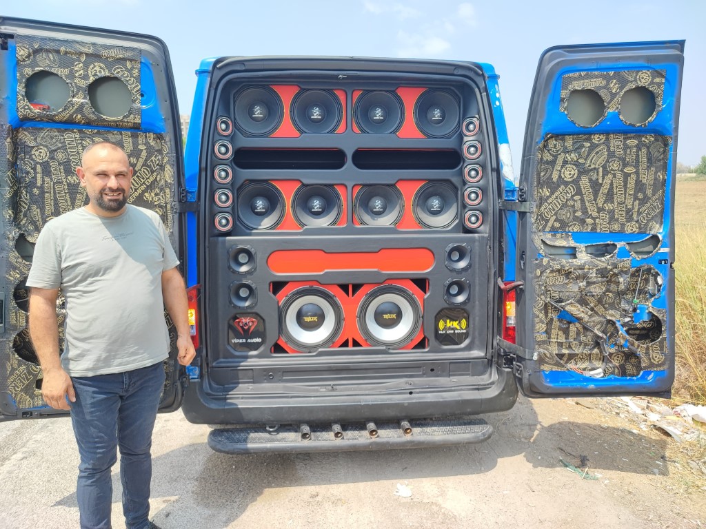 Adana'da Göz Kamaştıran Ses Sistemiyle Minibüslerde Müzik Keyfi