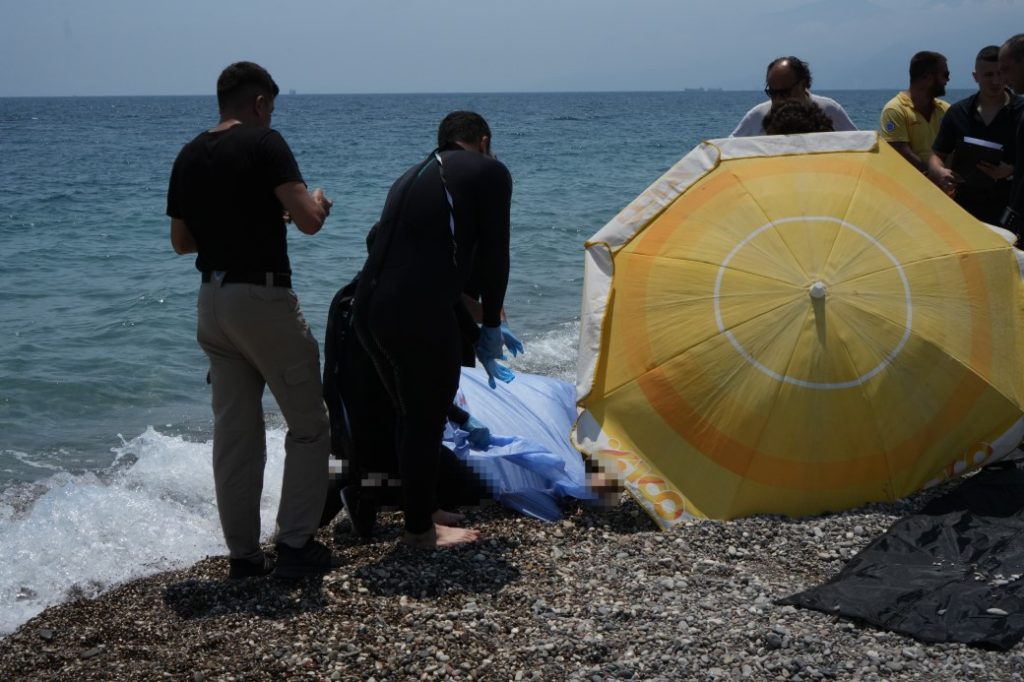 Antalya Konyaaltı Sahili'nde Esrarengiz Bir Şekilde Ölü Bulundu