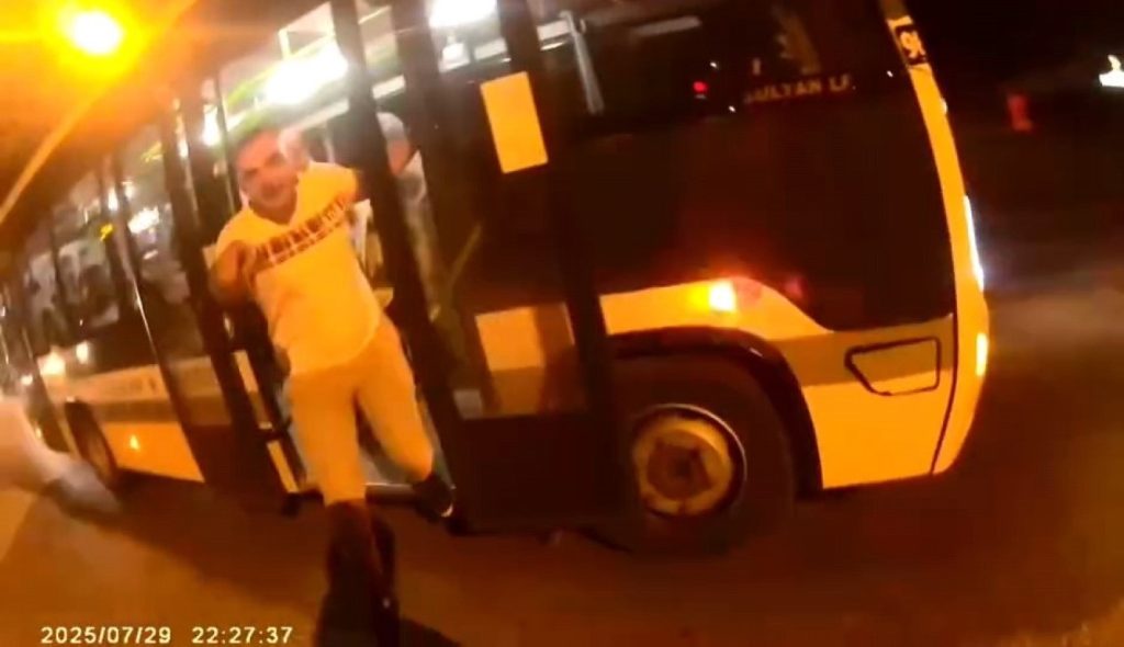 Bursa İnegöl'de Trafikte Çıkan Gerilim: Otobüs Şoförü ile Motosikletli Arasında Yaşanan Tartışma