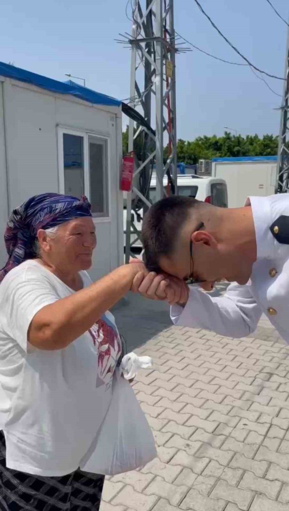 Depremden Kurtulan Genç, Konteyner Kentte Mezuniyetini Kurban Keserek Kutladı