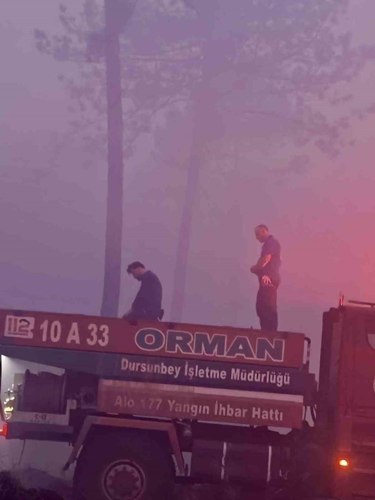 Harmancık'ta Alevler Arasında Namaz Kılan İtfaiyecilerin İlginç Hikayesi