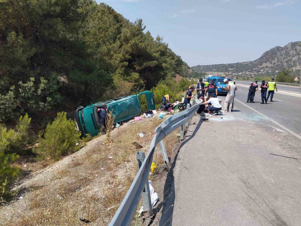Sivas Koyulhisar'da Minibüs Kazası: 13 Yaralı Olayı ve Detayları