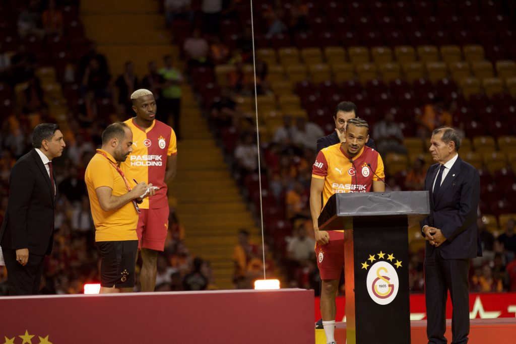Galatasaray, Yıldız Futbolcular Victor Osimhen ve Leroy Sane'i Coşkulu Bir Törenle Ağırladı!