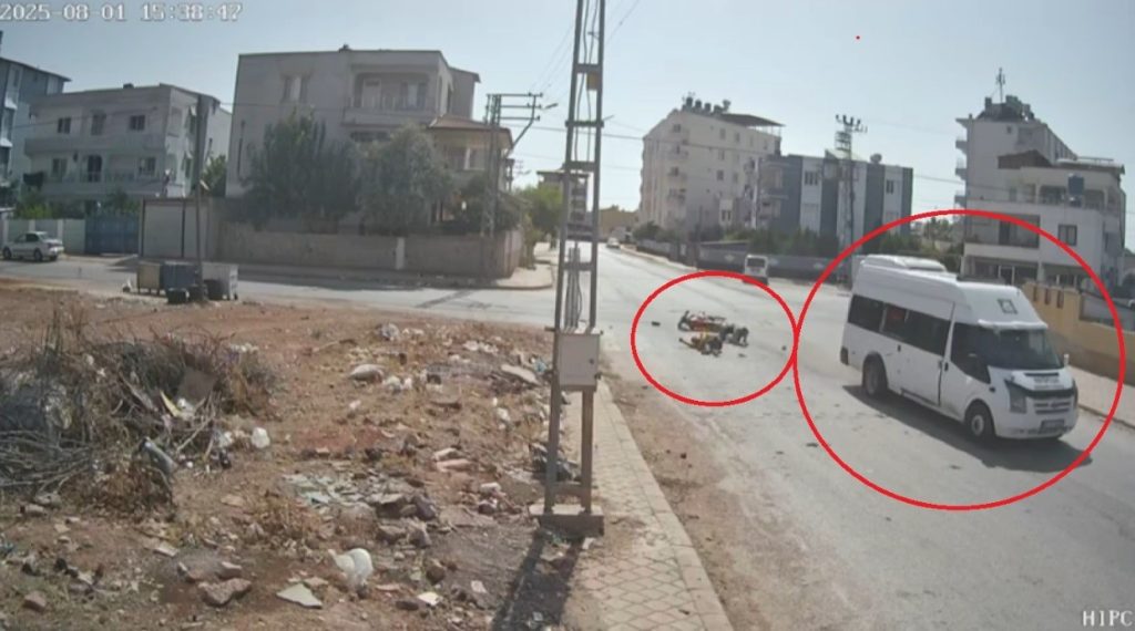 Hatay'da Motosiklet ve Minibüs Şiddetli Çarpışma: Detaylar ve Sonuçlar