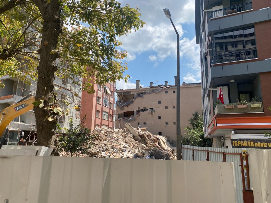 Küçükçekmece’de Yıkımı Tamamlanan Binanın Bir Kısmı Aniden Çöktü