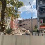 Küçükçekmece’de Yıkımı Tamamlanan Binanın Bir Kısmı Aniden Çöktü
