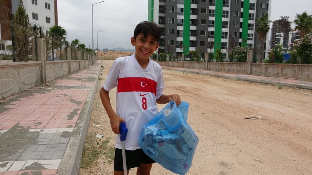 Mersin'deki 11 Yaşındaki Çocuk, Sosyal Medyada Çevre Temizliği Farkındalığına Katkıda Bulunuyor