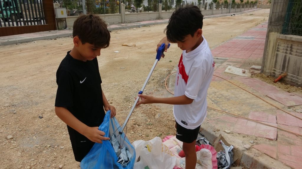 Mersin'deki 11 Yaşındaki Çocuk, Sosyal Medyada Çevre Temizliği Farkındalığına Katkıda Bulunuyor